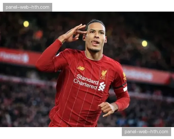 “实时：利物浦久攻不下，萨拉赫频繁内切尝试远射以考验对手防线”